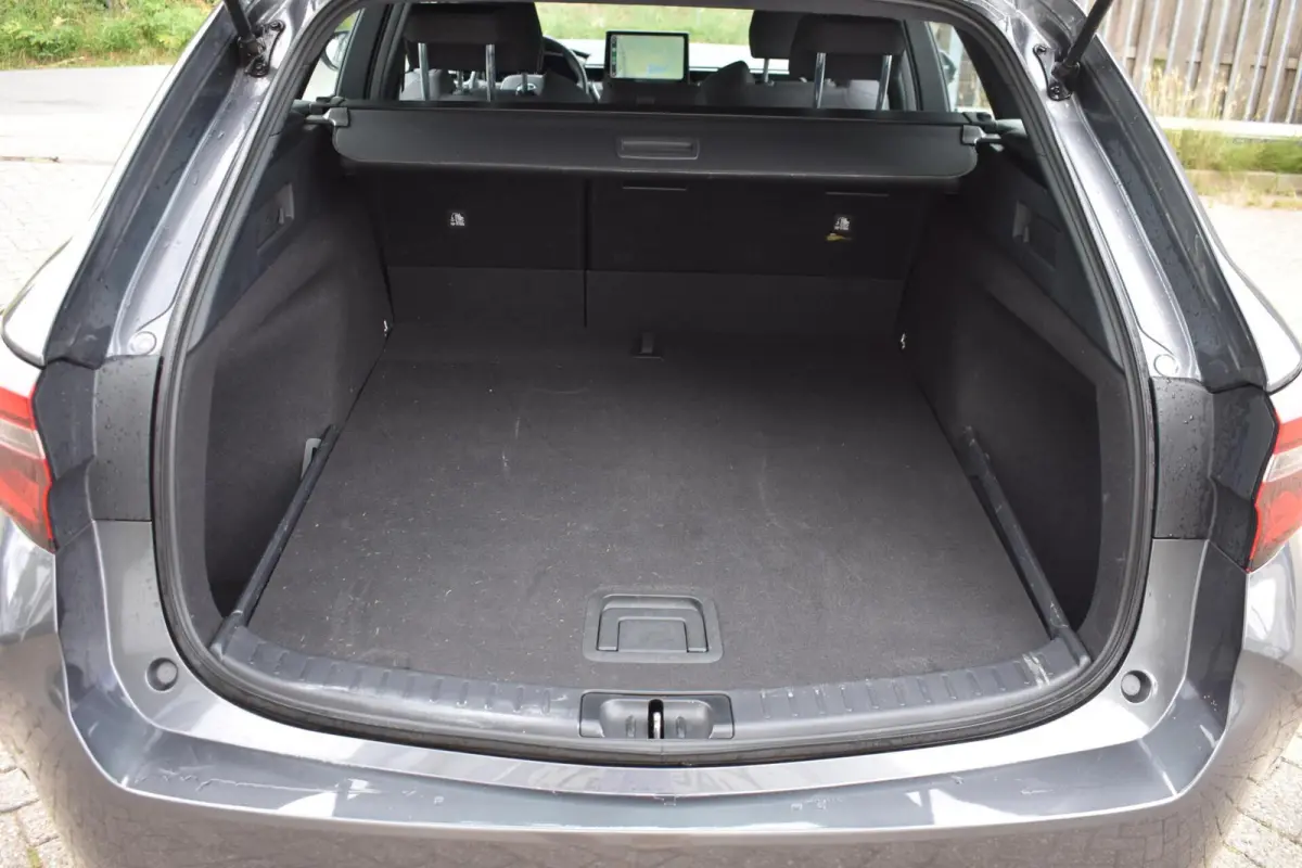 Hybrid 140 Active | Carplay | Camera | Climate Control |