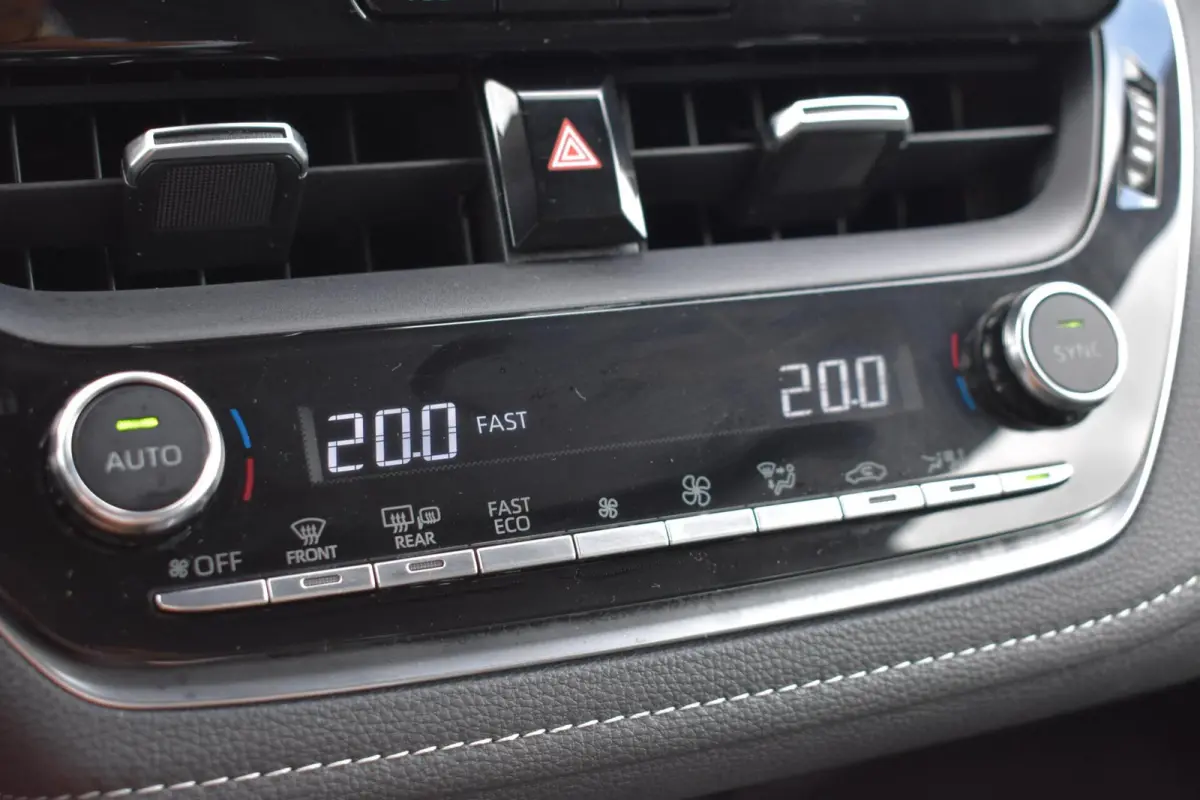 Hybrid 140 Active | Carplay | Camera | Climate Control |