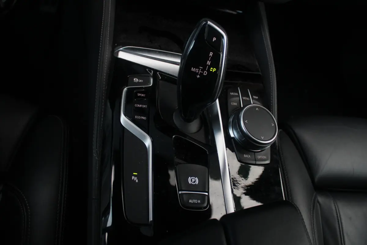 540i xDrive M-Sport High Executive | Panorama Dak | Comfort Stoelen | Trekhaak | HUD