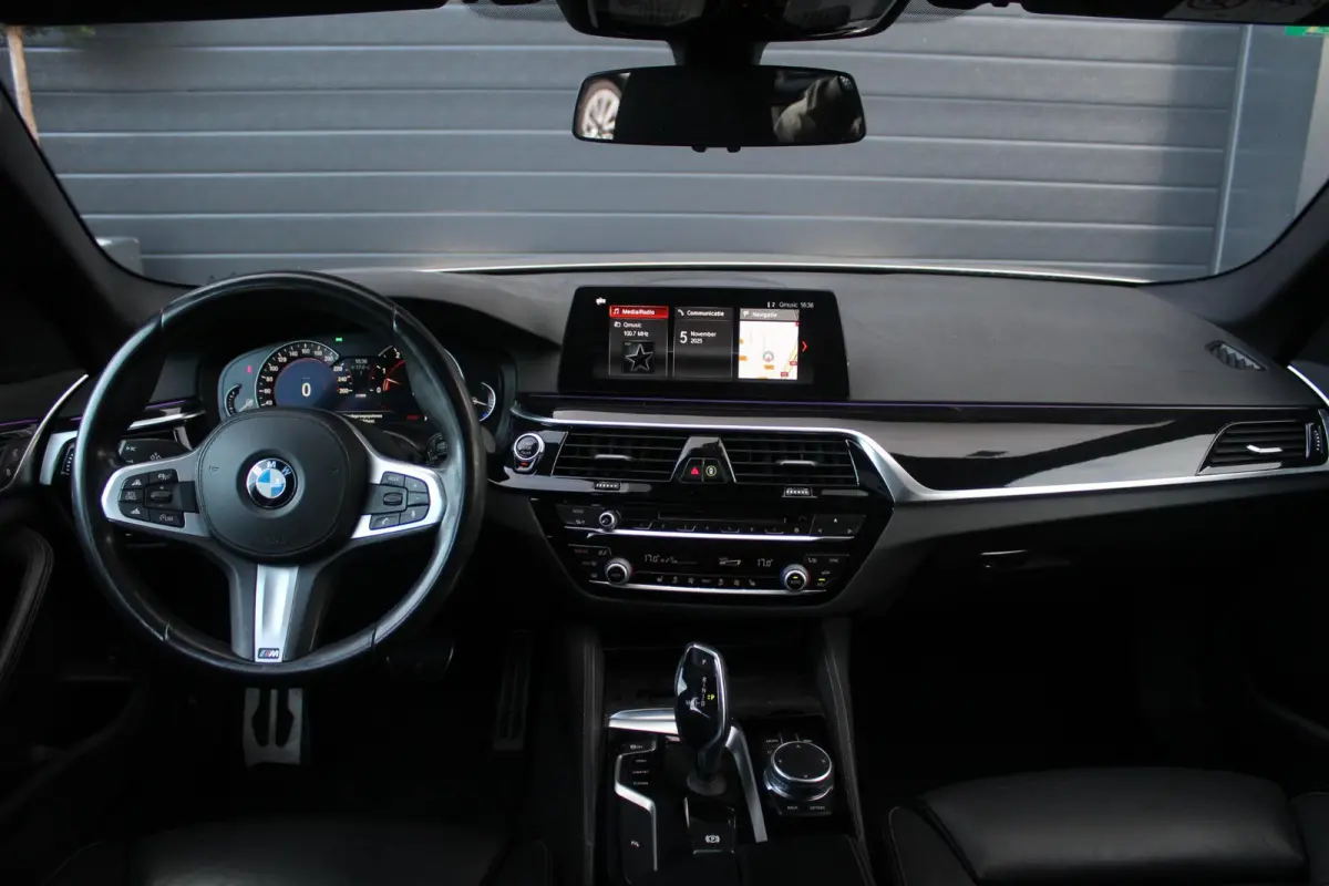 540i xDrive M-Sport High Executive | Panorama Dak | Comfort Stoelen | Trekhaak | HUD