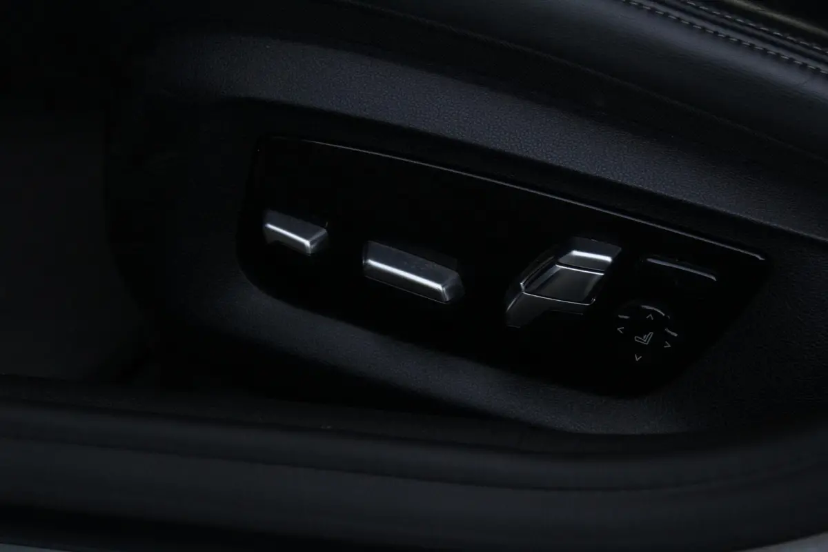 540i xDrive M-Sport High Executive | Panorama Dak | Comfort Stoelen | Trekhaak | HUD