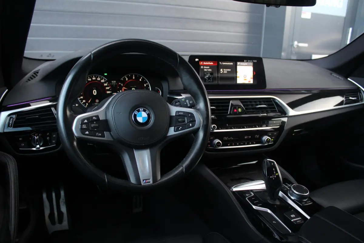 540i xDrive M-Sport High Executive | Panorama Dak | Comfort Stoelen | Trekhaak | HUD