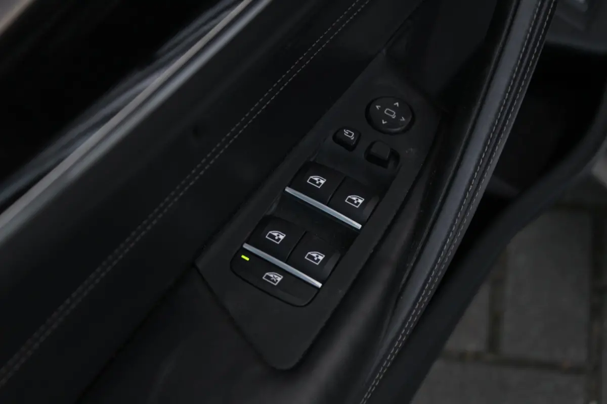 540i xDrive M-Sport High Executive | Panorama Dak | Comfort Stoelen | Trekhaak | HUD