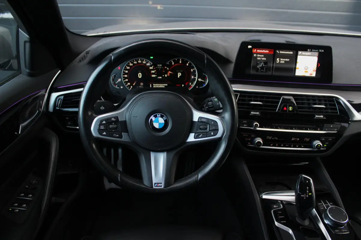 540i xDrive M-Sport High Executive | Panorama Dak | Comfort Stoelen | Trekhaak | HUD