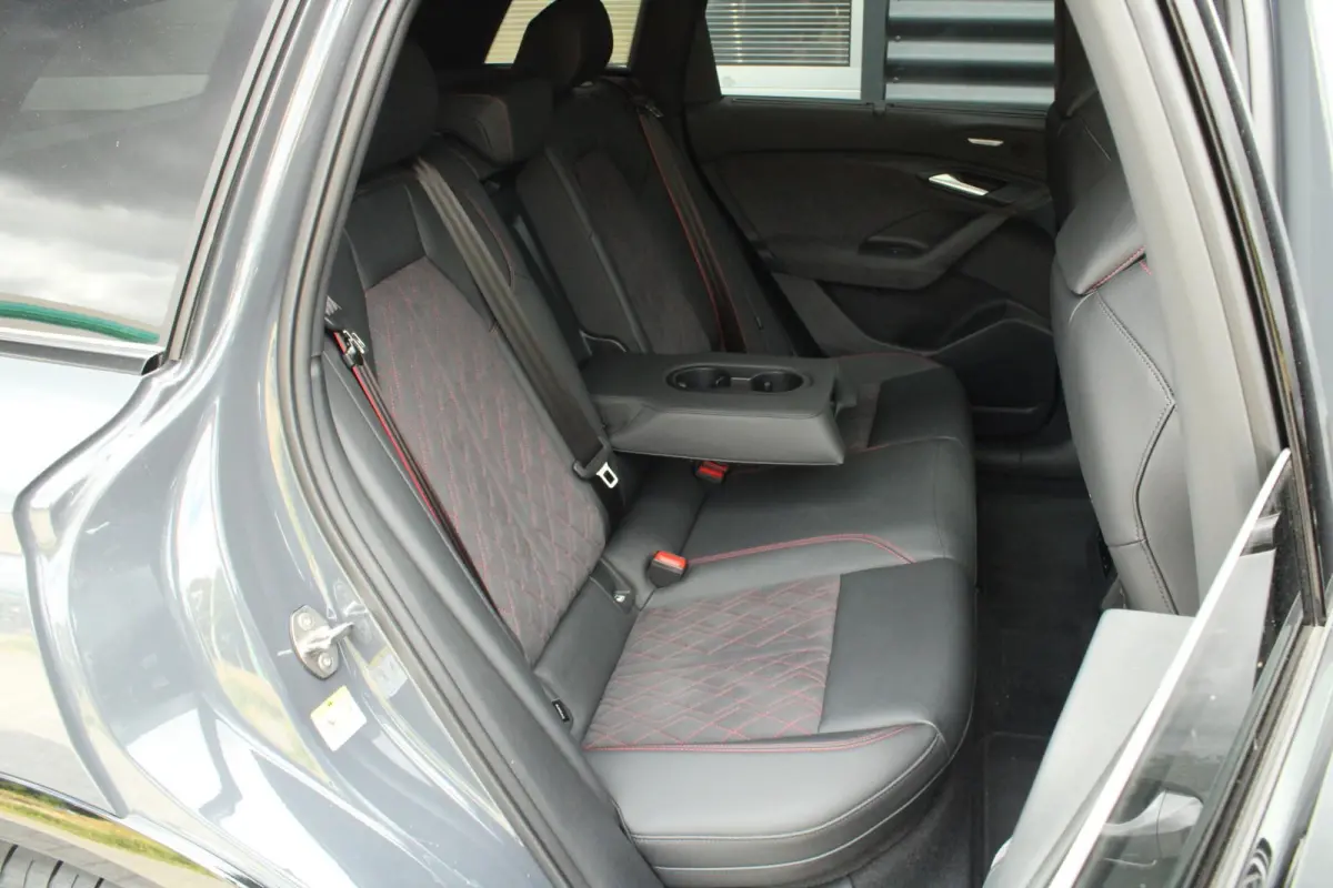 388pk quattro S edition 100kWh | Trekhaak | Luchtvering | Panoramadak  | Bang & Olufsen Premium 3D | Stoelverwarming Voor & Achter | Bijrijdersscherm