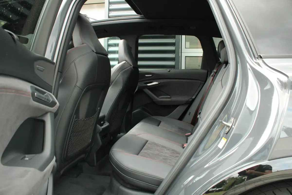 388pk quattro S edition 100kWh | Trekhaak | Luchtvering | Panoramadak  | Bang & Olufsen Premium 3D | Stoelverwarming Voor & Achter | Bijrijdersscherm
