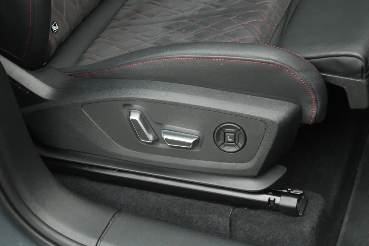 388pk quattro S edition 100kWh | Trekhaak | Luchtvering | Panoramadak  | Bang & Olufsen Premium 3D | Stoelverwarming Voor & Achter | Bijrijdersscherm