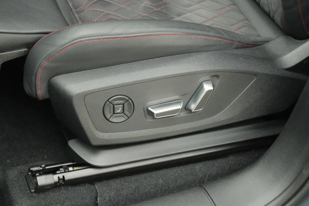 388pk quattro S edition 100kWh | Trekhaak | Luchtvering | Panoramadak  | Bang & Olufsen Premium 3D | Stoelverwarming Voor & Achter | Bijrijdersscherm