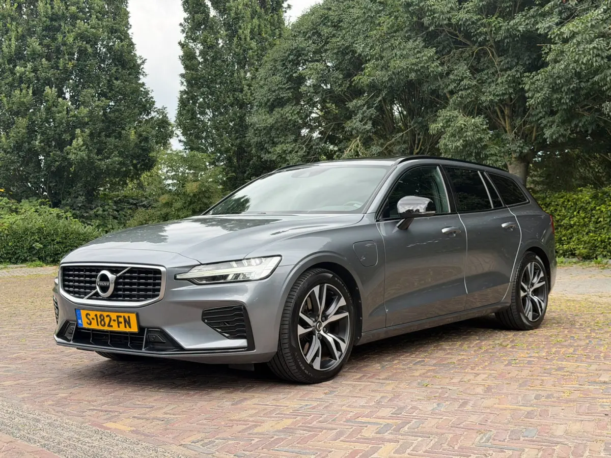 2.0 T8 390PK AWD R-Design, Pano, Trekhaak, HUD, H&K, Camera