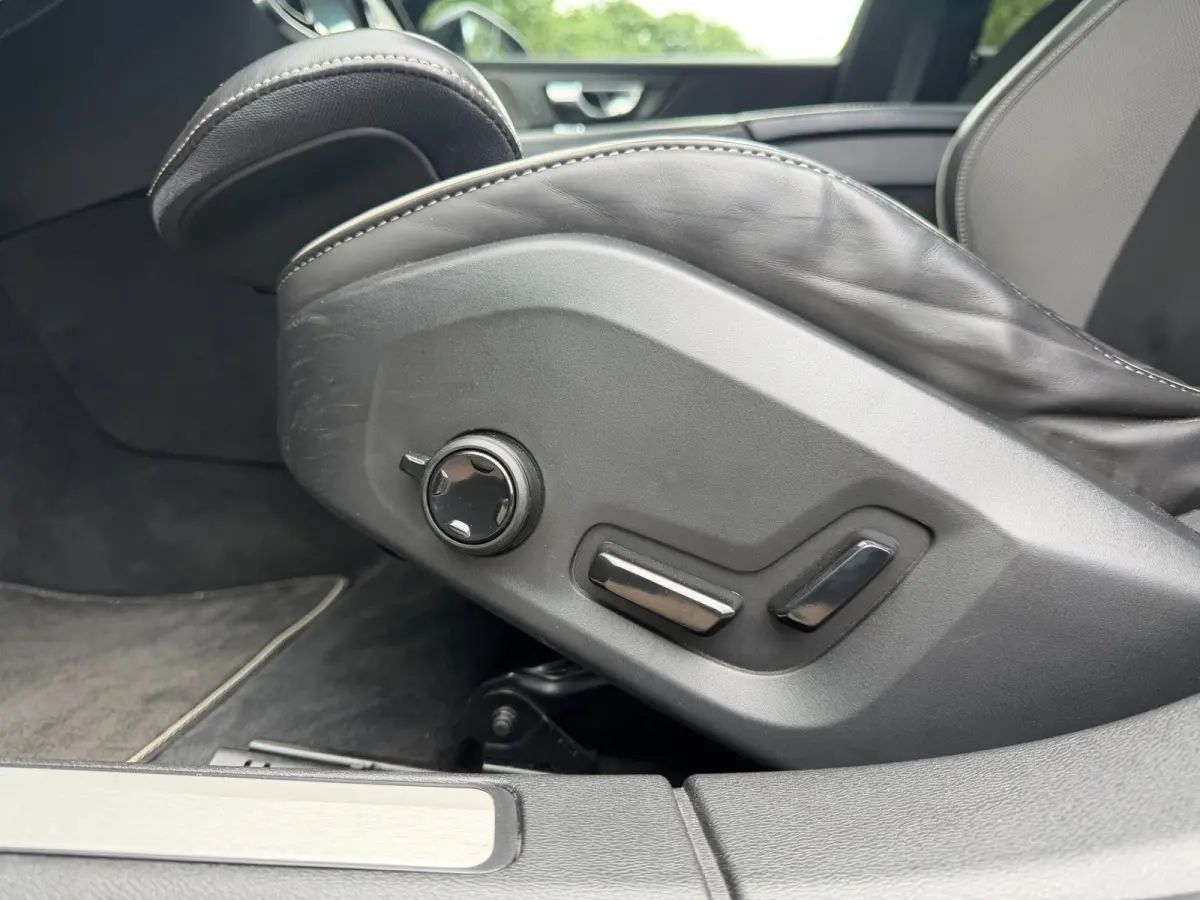 2.0 T8 390PK AWD R-Design, Pano, Trekhaak, HUD, H&K, Camera