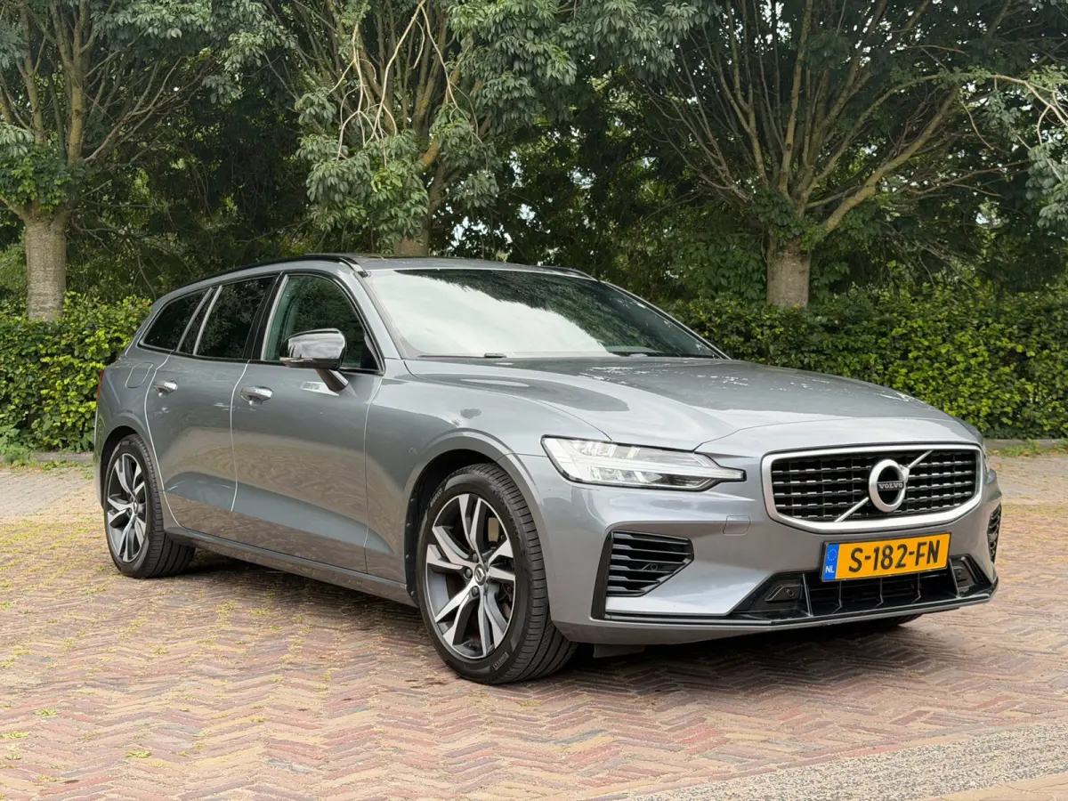 2.0 T8 390PK AWD R-Design, Pano, Trekhaak, HUD, H&K, Camera
