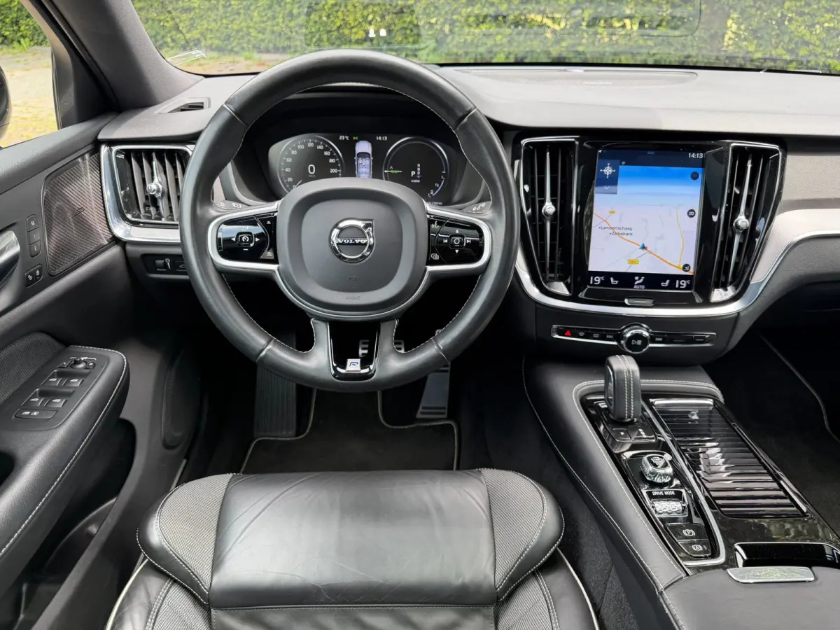 2.0 T8 390PK AWD R-Design, Pano, Trekhaak, HUD, H&K, Camera