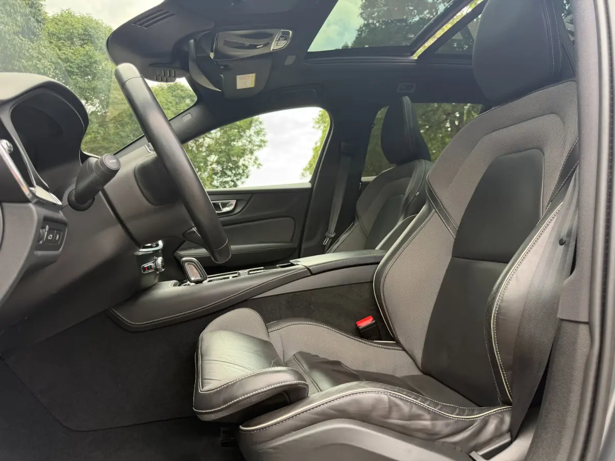 2.0 T8 390PK AWD R-Design, Pano, Trekhaak, HUD, H&K, Camera