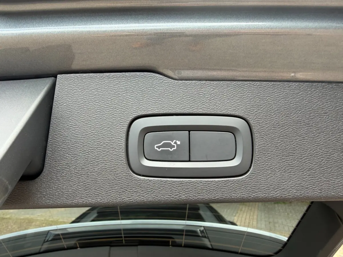 2.0 T8 390PK AWD R-Design, Pano, Trekhaak, HUD, H&K, Camera