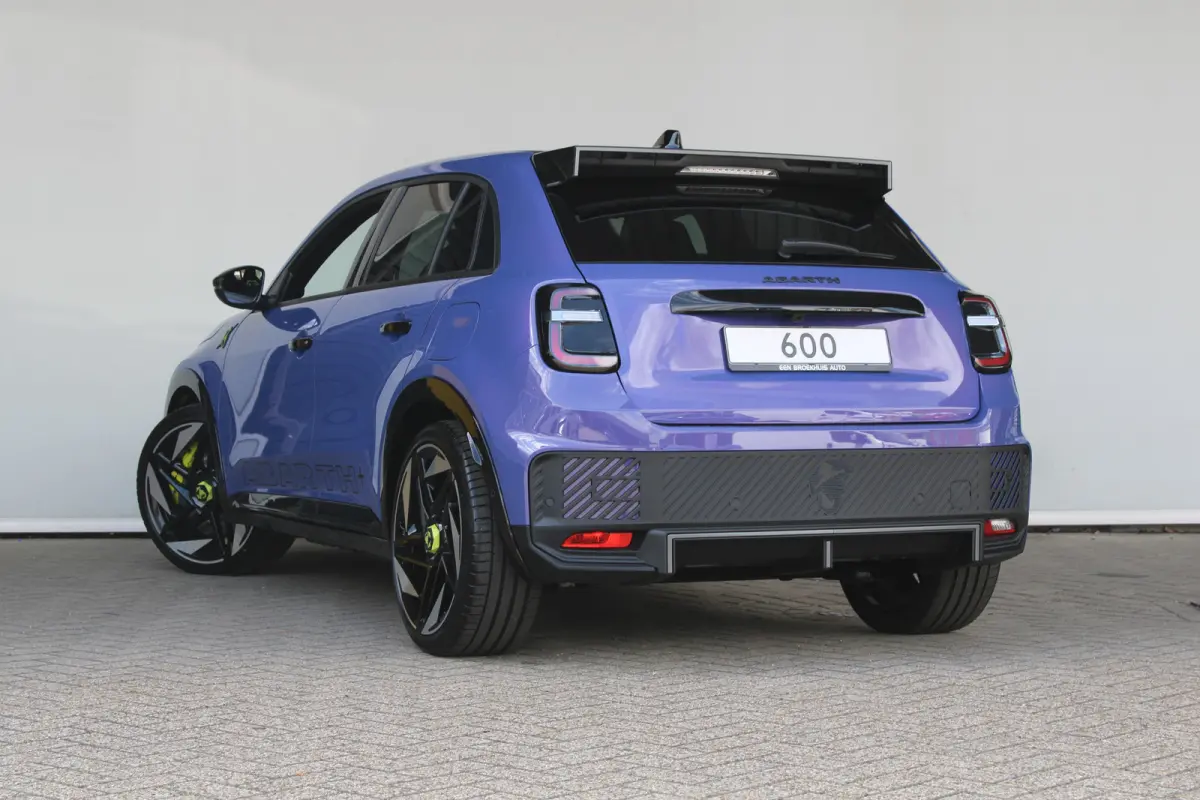 207 kW Scorpionissima | Alcantara | Kuipstoelen | Achteruitrijcamera | Dode-hoekdetectie | Sper-differentieel