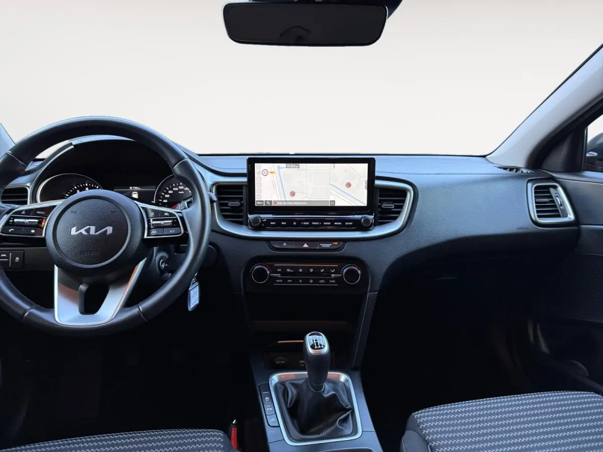 1.5 T-GDi DynamicLine 140 PK | Cruise Control Adaptief | Camera | Carplay | Navi | LM Velgen | 140 PK | Fabrieksgarantie 19-8-2031 +3x 1 jaar* | NAP