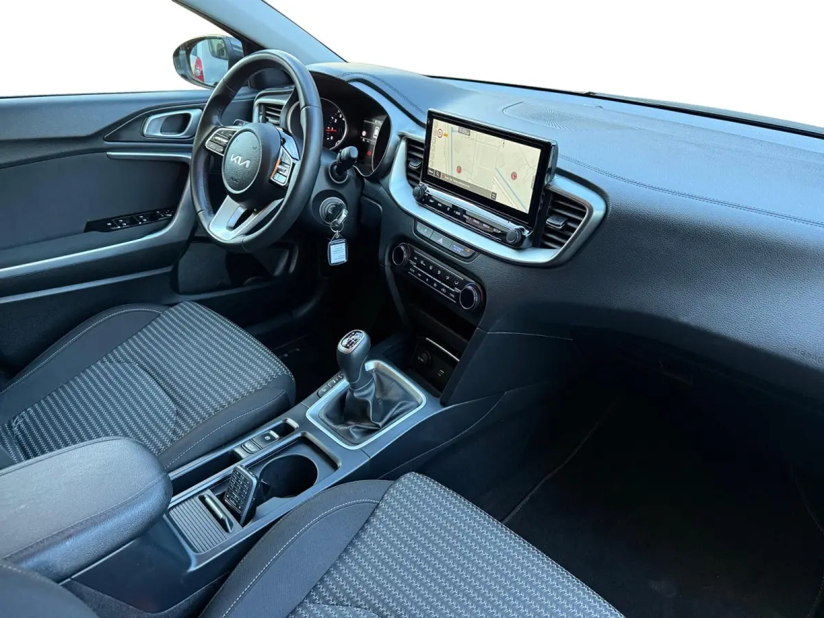 1.5 T-GDi DynamicLine 140 PK | Cruise Control Adaptief | Camera | Carplay | Navi | LM Velgen | 140 PK | Fabrieksgarantie 19-8-2031 +3x 1 jaar* | NAP