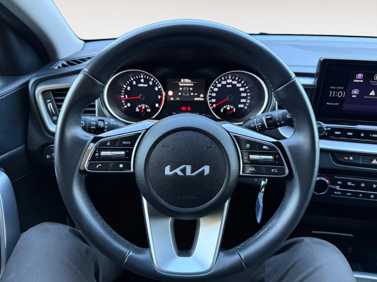 1.5 T-GDi DynamicLine 140 PK | Cruise Control Adaptief | Camera | Carplay | Navi | LM Velgen | 140 PK | Fabrieksgarantie 19-8-2031 +3x 1 jaar* | NAP