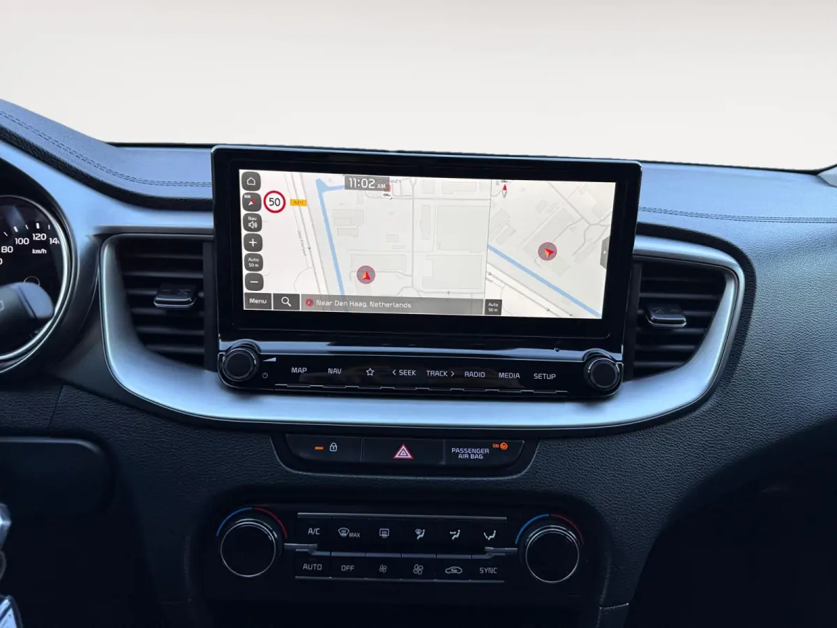 1.5 T-GDi DynamicLine 140 PK | Cruise Control Adaptief | Camera | Carplay | Navi | LM Velgen | 140 PK | Fabrieksgarantie 19-8-2031 +3x 1 jaar* | NAP