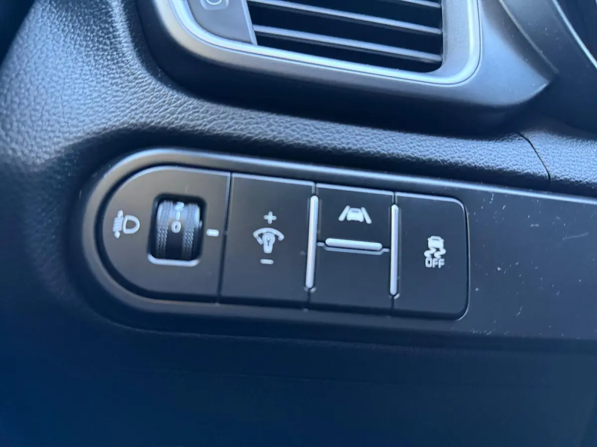 1.5 T-GDi DynamicLine 140 PK | Cruise Control Adaptief | Camera | Carplay | Navi | LM Velgen | 140 PK | Fabrieksgarantie 19-8-2031 +3x 1 jaar* | NAP