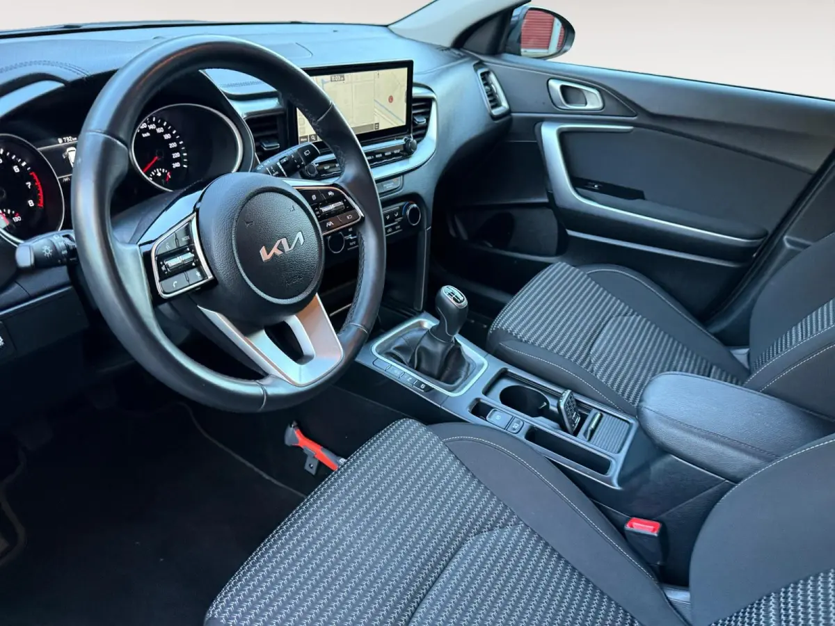 1.5 T-GDi DynamicLine 140 PK | Cruise Control Adaptief | Camera | Carplay | Navi | LM Velgen | 140 PK | Fabrieksgarantie 19-8-2031 +3x 1 jaar* | NAP