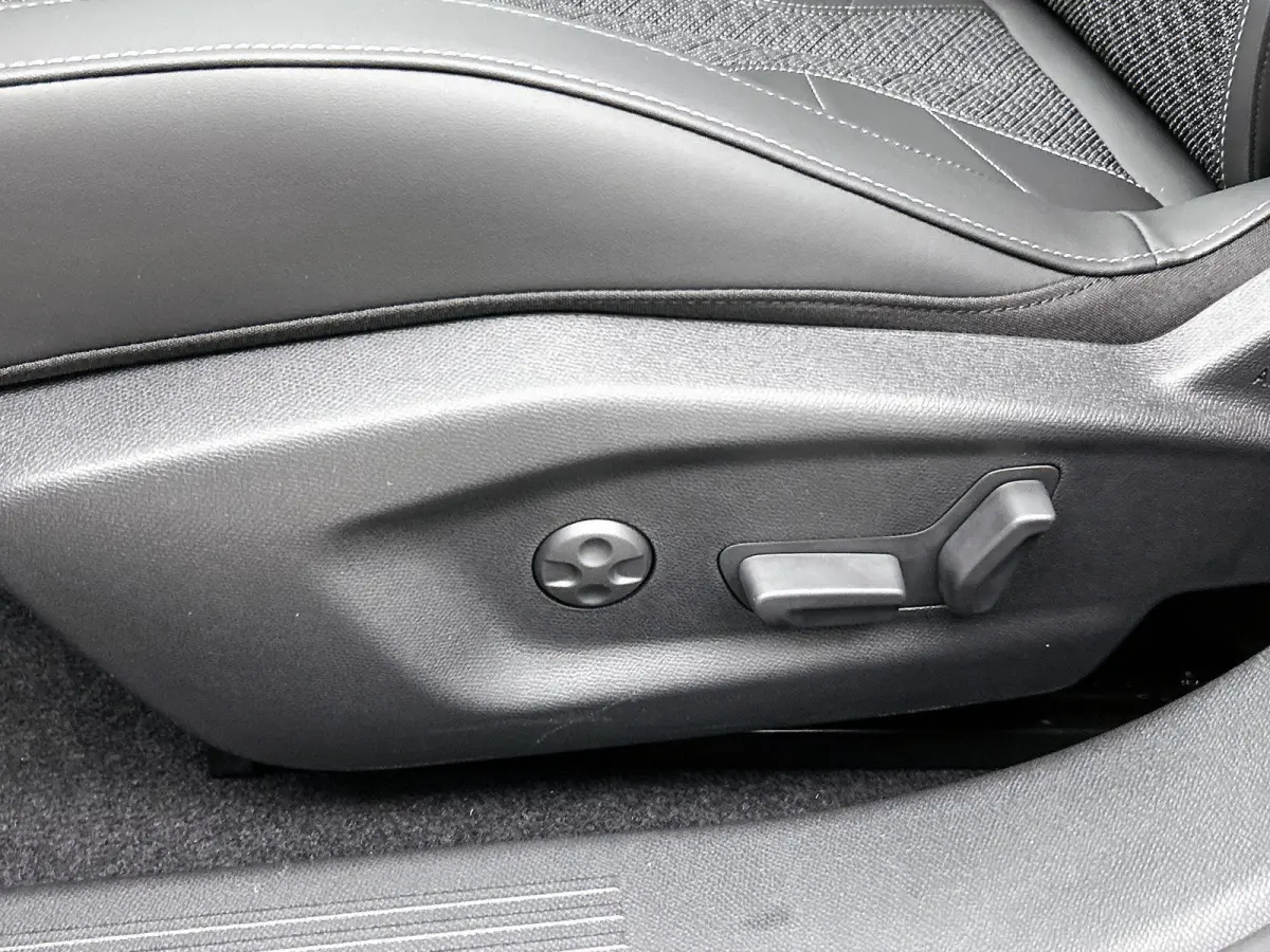 Ligne Business Comfort Pack 58.3 kWh ACCU 100%  | Elektrische Achterklep| Keyless | Afwijkende kleur dak |