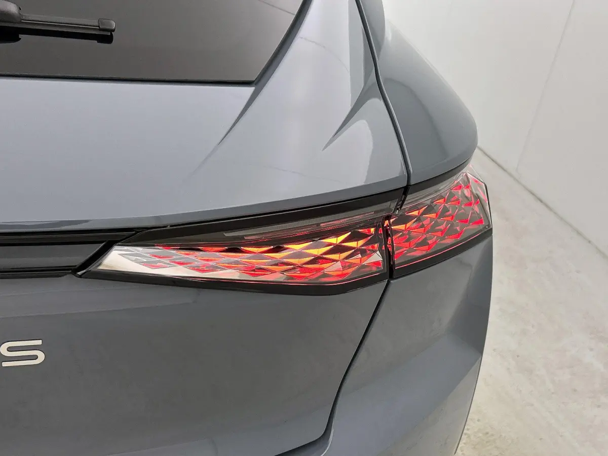 Ligne Business Comfort Pack 58.3 kWh ACCU 100%  | Elektrische Achterklep| Keyless | Afwijkende kleur dak |