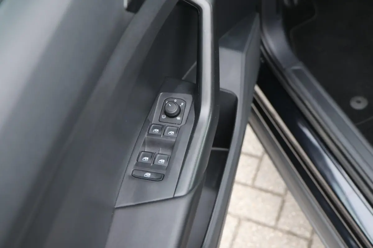 1.0 TSI 95pk Life Edition | Trekhaak | App Connect | Achteruitrijcamera | Clima | Stoelverwarming