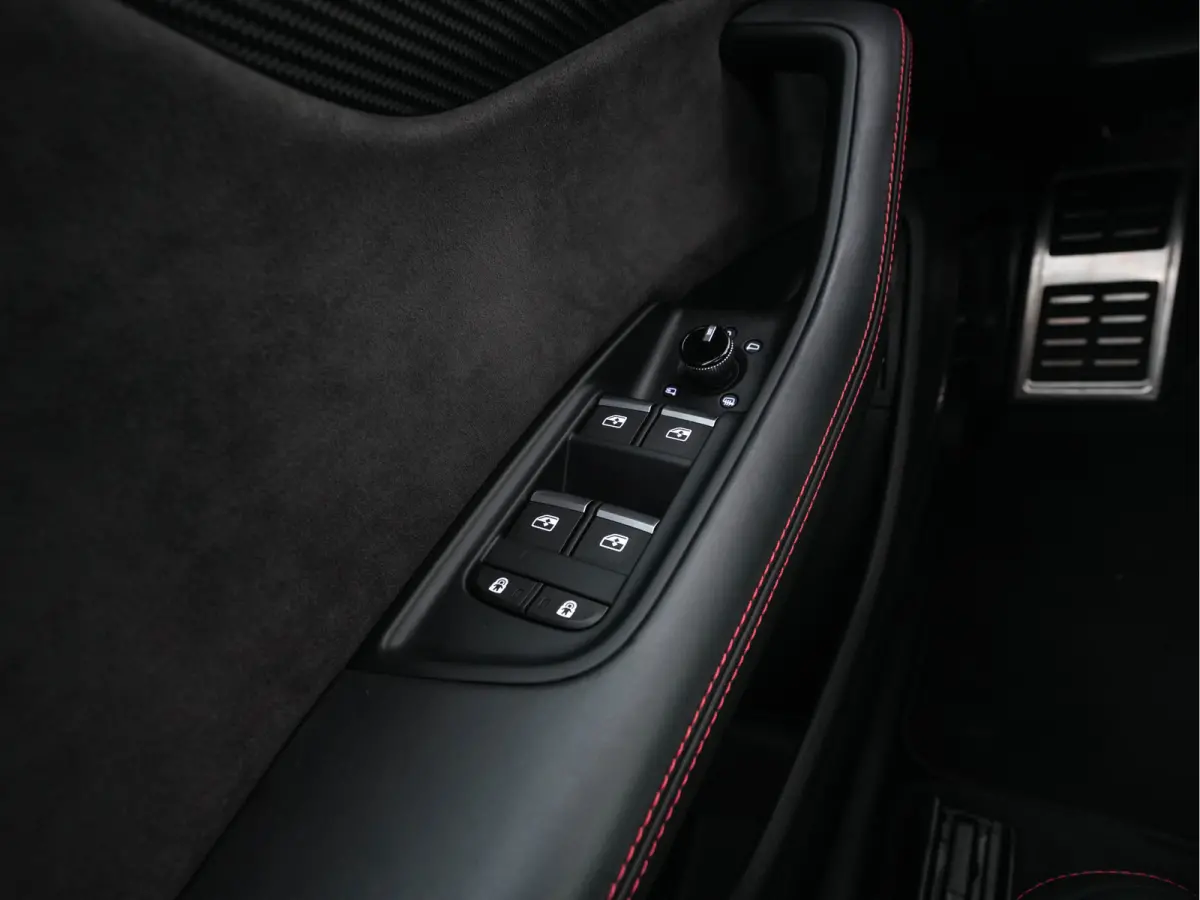 RS 4.0 TFSI Quattro * PANO | MILLTEK-EXHAUST | CERAMIC-BRAKES | CARBON-PACK | LEATHER | MEMORY-PACK | 4-WHEEL-STEERING | AIRSUSPENSION | BANG&OLUFSEN | ADAPTIVE-CRUISE | BLINDSPOT | TOPVIEW 