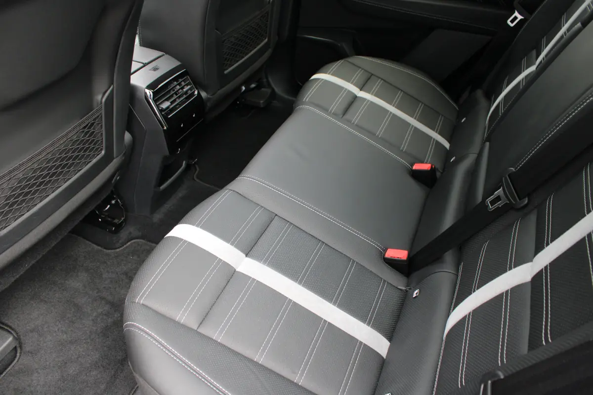 1.6 Turbo Plug-in-Hybrid GS | Panorama/schuifdak | Lederen bekleding | Massage | All season | 20 Inch lichtmetaal | Stoelverwarming |