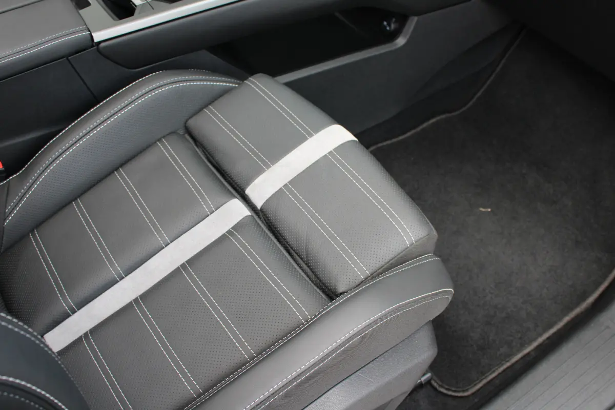 1.6 Turbo Plug-in-Hybrid GS | Panorama/schuifdak | Lederen bekleding | Massage | All season | 20 Inch lichtmetaal | Stoelverwarming |
