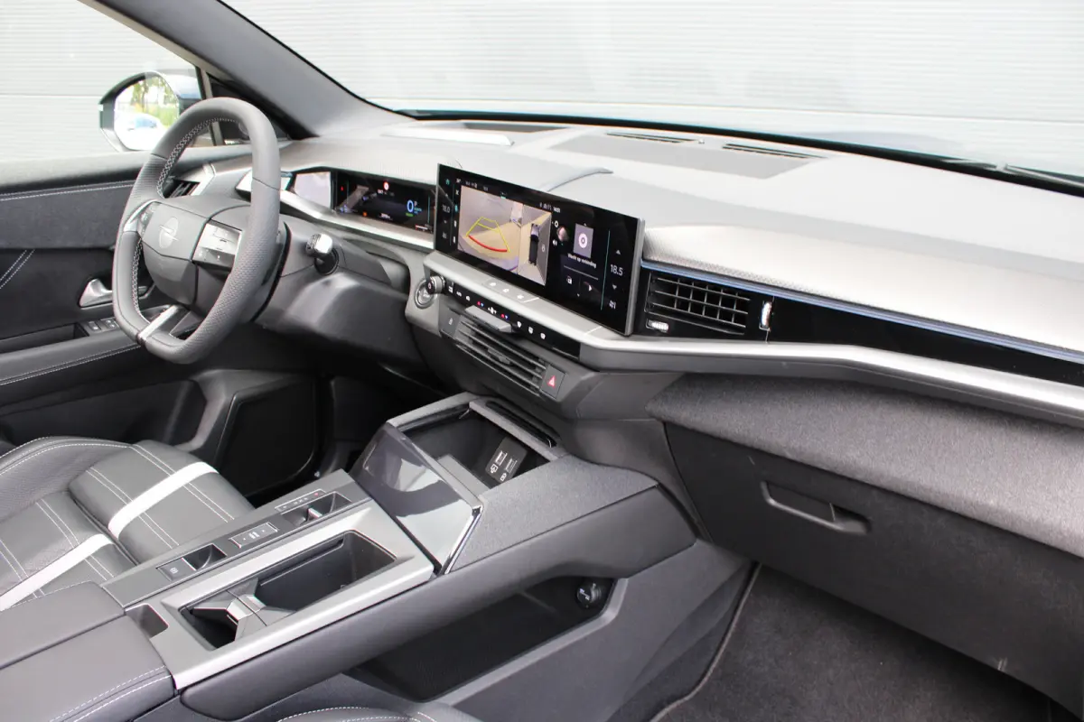 1.6 Turbo Plug-in-Hybrid GS | Panorama/schuifdak | Lederen bekleding | Massage | All season | 20 Inch lichtmetaal | Stoelverwarming |