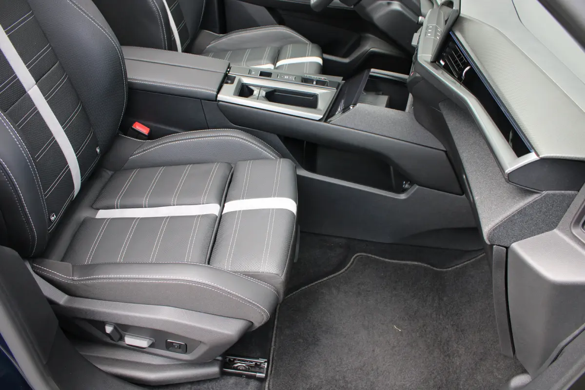 1.6 Turbo Plug-in-Hybrid GS | Panorama/schuifdak | Lederen bekleding | Massage | All season | 20 Inch lichtmetaal | Stoelverwarming |