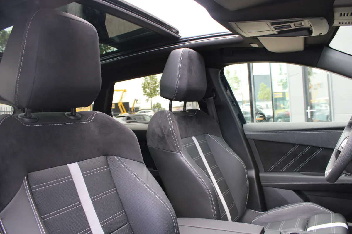 1.6 Turbo Plug-in-Hybrid GS | Panorama/schuifdak | Lederen bekleding | Massage | All season | 20 Inch lichtmetaal | Stoelverwarming |