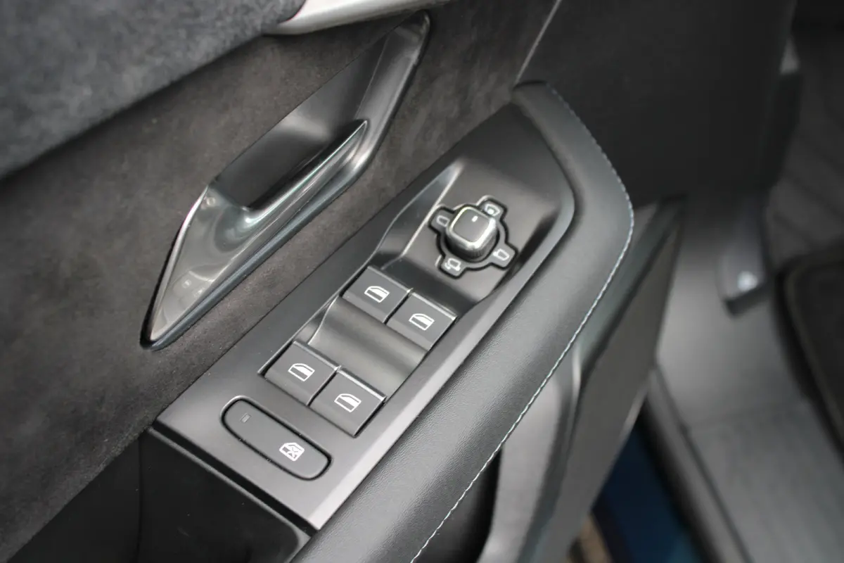1.6 Turbo Plug-in-Hybrid GS | Panorama/schuifdak | Lederen bekleding | Massage | All season | 20 Inch lichtmetaal | Stoelverwarming |