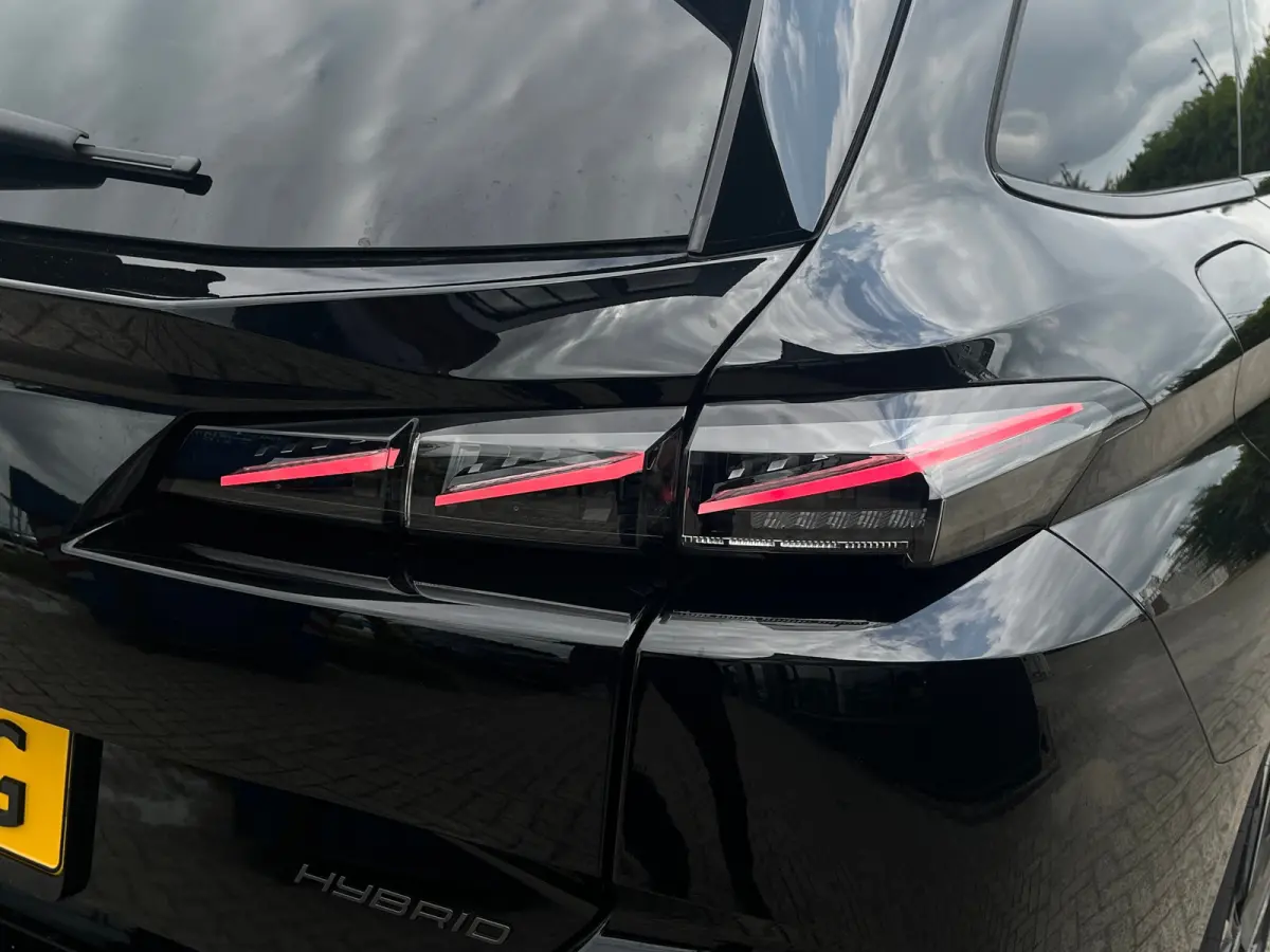 1.2 Hybrid 145 e-DCS6 GT VOORRAAD ACTIE | 8 JAAR GARANTIE | ALCANTARA BEKLEDING | 360 GRADEN CAMERA | STOEL + STUUR VERWARMING