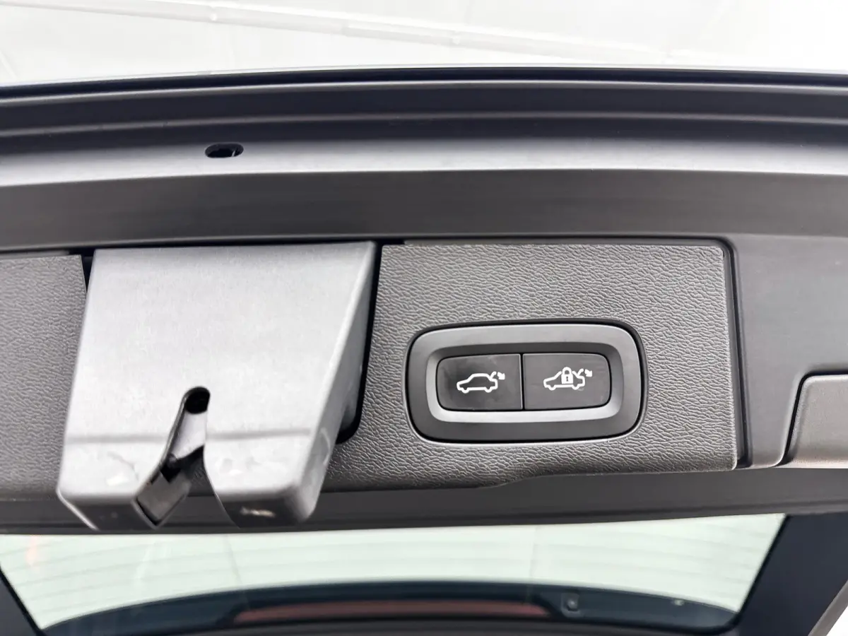 T6 Recharge Plus Dark | 21" | Panoramadak | Elektr. verst. Stoelen | Adaptieve Cruise | BLIS | Stoel/Stuur/Achterbankverwarming