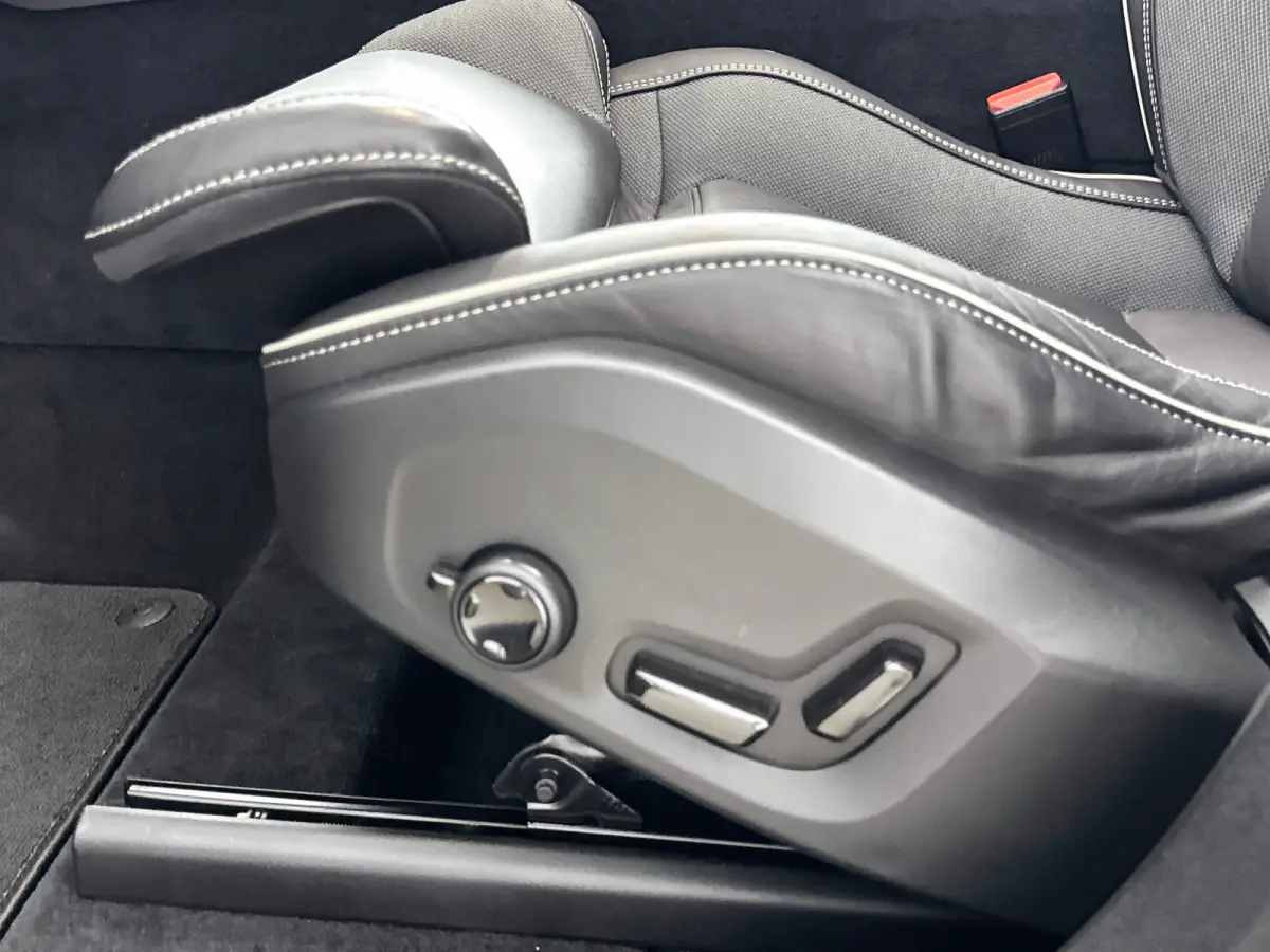 T6 Recharge Plus Dark | 21" | Panoramadak | Elektr. verst. Stoelen | Adaptieve Cruise | BLIS | Stoel/Stuur/Achterbankverwarming