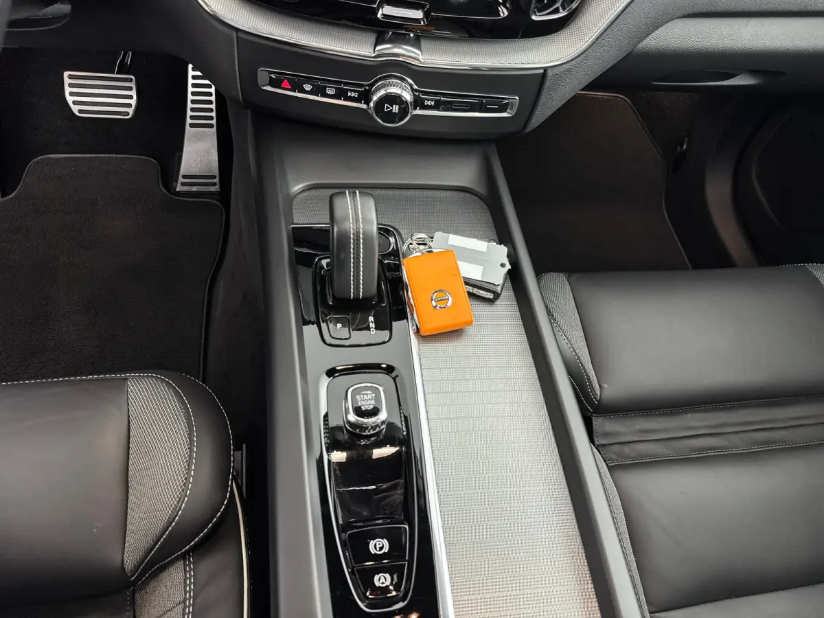 T6 Recharge Plus Dark | 21" | Panoramadak | Elektr. verst. Stoelen | Adaptieve Cruise | BLIS | Stoel/Stuur/Achterbankverwarming