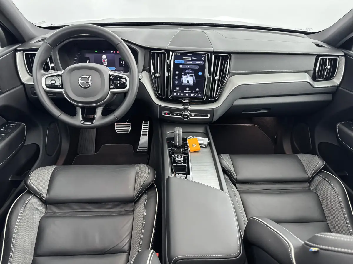 T6 Recharge Plus Dark | 21" | Panoramadak | Elektr. verst. Stoelen | Adaptieve Cruise | BLIS | Stoel/Stuur/Achterbankverwarming