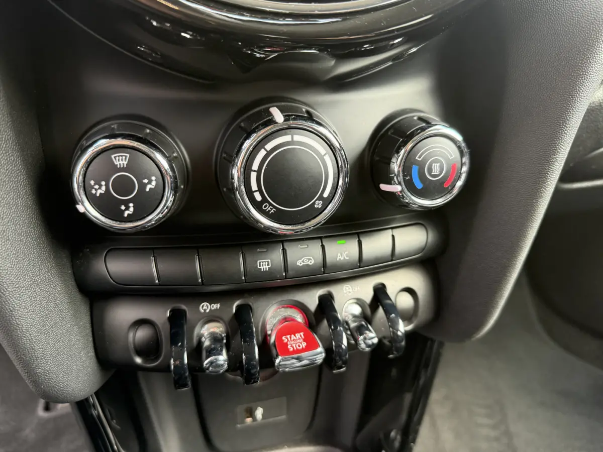 ONE FIRST Apple/Leder/Navi