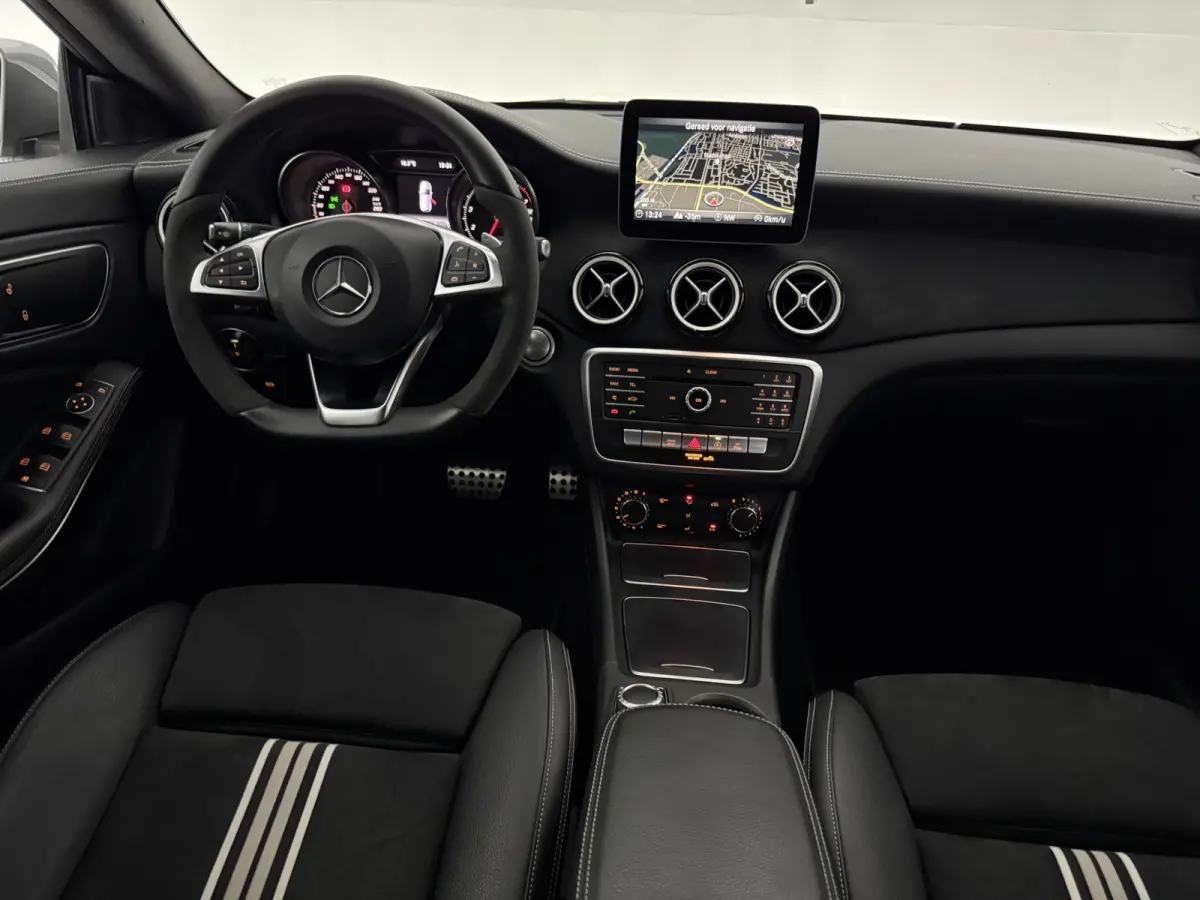 180 Business Solution AMG | Airco | Camera | Cruise | Carplay | LED | Navi | Parkeersens.
