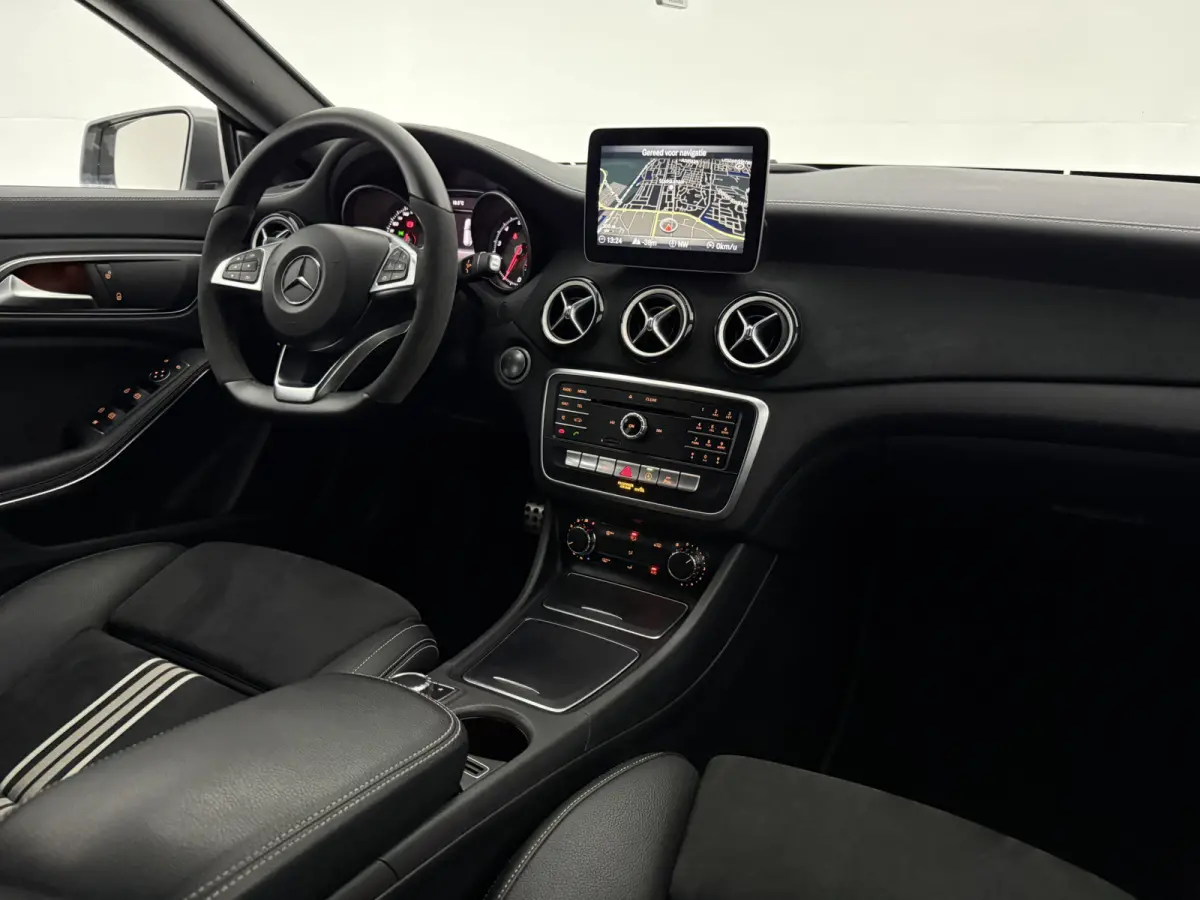 180 Business Solution AMG | Airco | Camera | Cruise | Carplay | LED | Navi | Parkeersens.