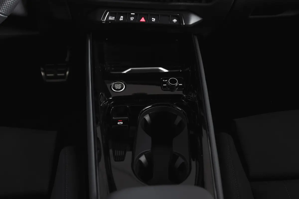 1.5 e-hybrid 272 PK S edition | S/K-Panodak | Elek. Trekhaak | Tech Pack Plus | Adapt. Cruise | Stoel-+Stuurverw. | Camera | NAV+App. Connect | Elek. Klep | LM 20" | 7257