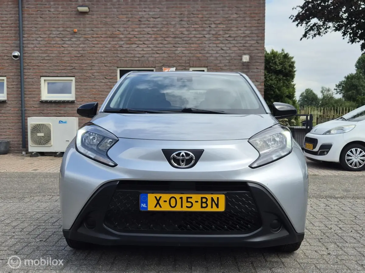 1.0 VVT-i MT Play I Camera I Adap cruise I Lane assist I Airco I Carplay