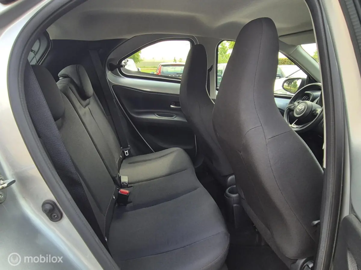 1.0 VVT-i MT Play I Camera I Adap cruise I Lane assist I Airco I Carplay