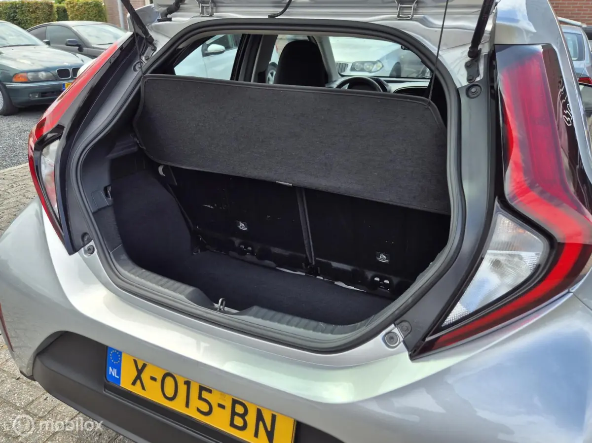 1.0 VVT-i MT Play I Camera I Adap cruise I Lane assist I Airco I Carplay