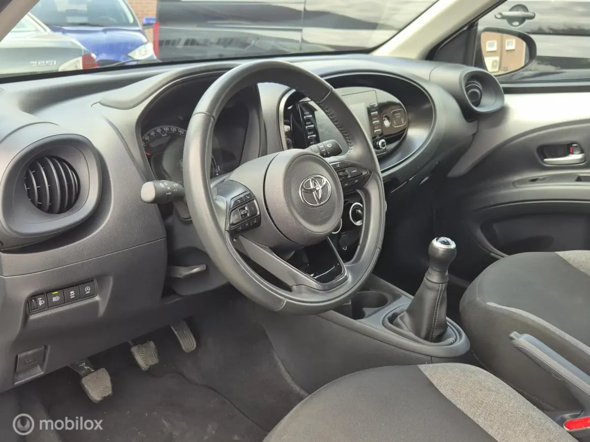 1.0 VVT-i MT Play I Camera I Adap cruise I Lane assist I Airco I Carplay