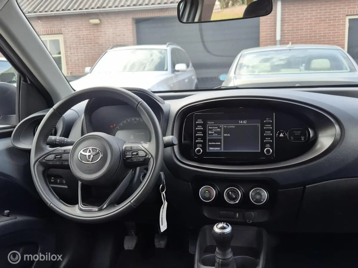 1.0 VVT-i MT Play I Camera I Adap cruise I Lane assist I Airco I Carplay