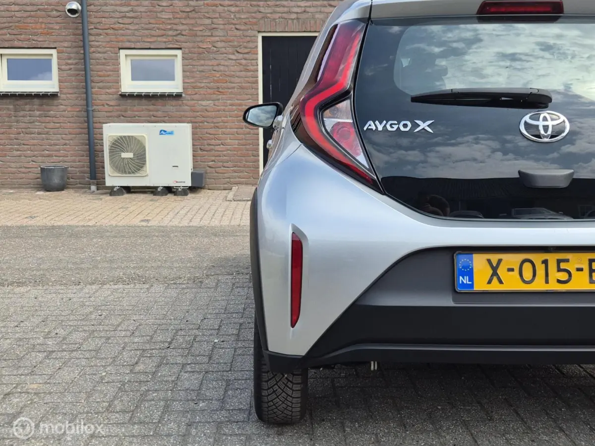 1.0 VVT-i MT Play I Camera I Adap cruise I Lane assist I Airco I Carplay